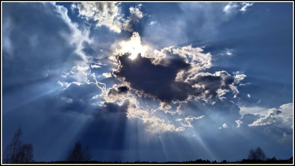 Солнце сквозь тучи