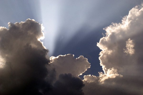 Солнце сквозь тучи