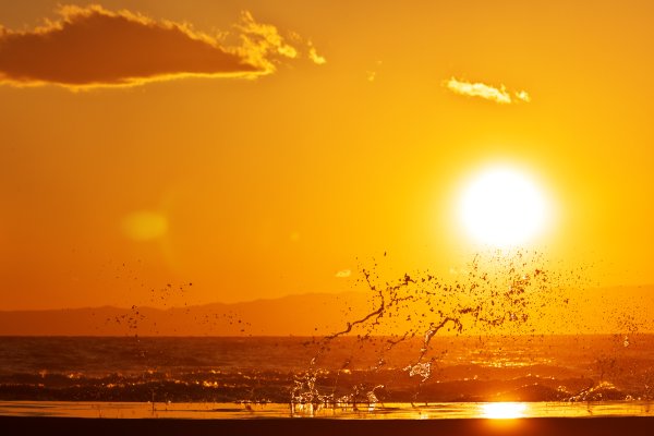 Всплеск на фоне заката