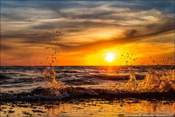 Море закат волны брызги