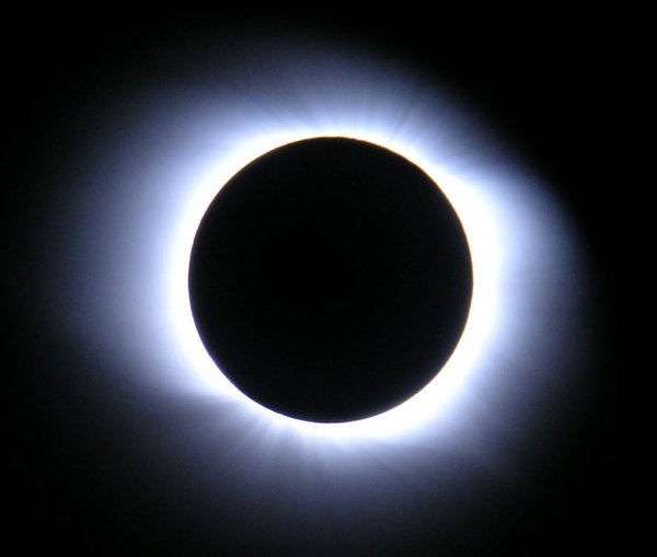 Солнечная корона во время полного солнечного затмения 1999 г