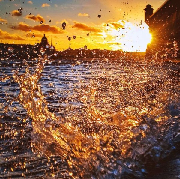 Брызги воды на солнце