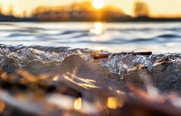Девушка в брызгах воды