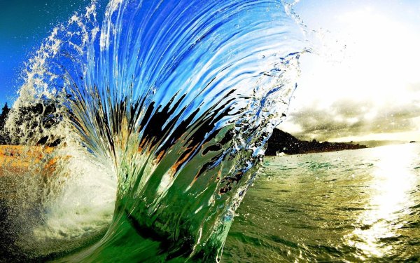 Брызги воды на закате