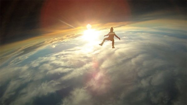 Девушка падает