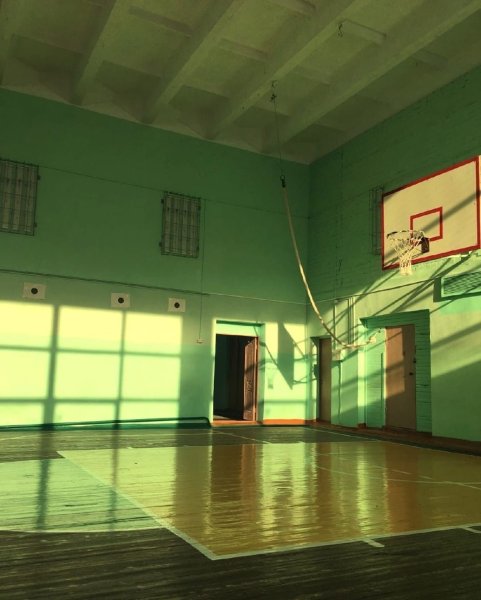 Эстетика школьных спортзалов вечером России