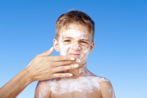 Обгоревшие на солнце дети