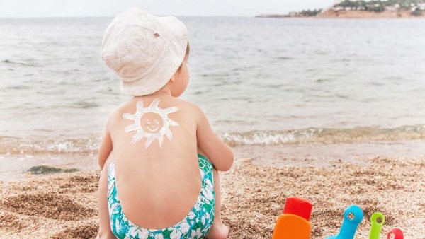 Малыш загорает