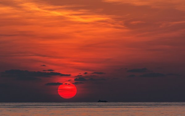 Красный закат на море