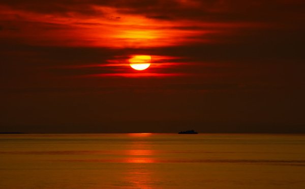 Красный закат на море