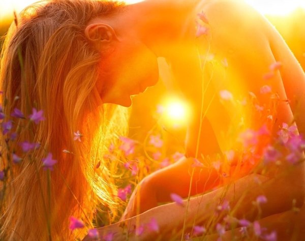 Человек в солнечных лучах