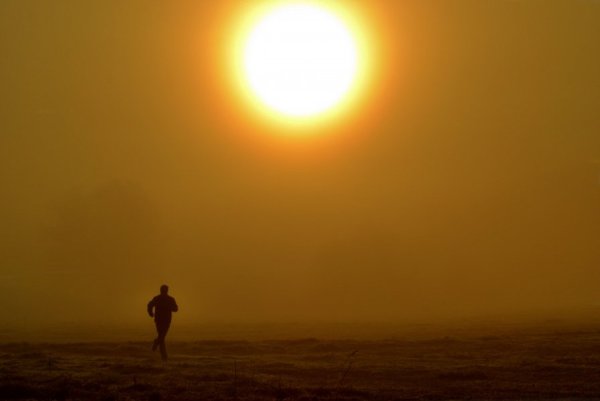 Человек идущий к солнцу