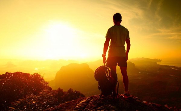 Девушка в лучах солнца