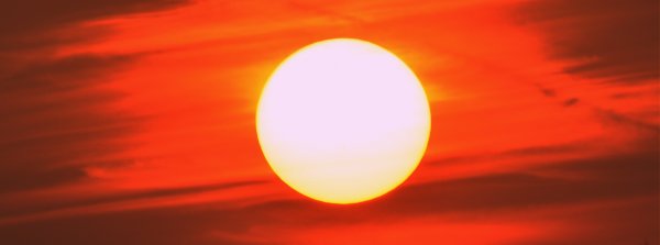 Закат солнца на белом фоне