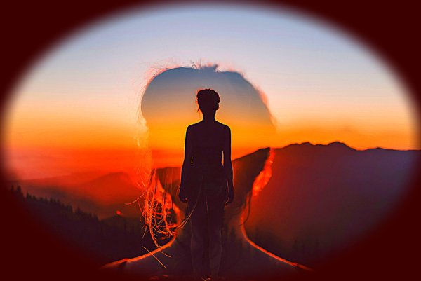 Женские силуэты на фоне природы