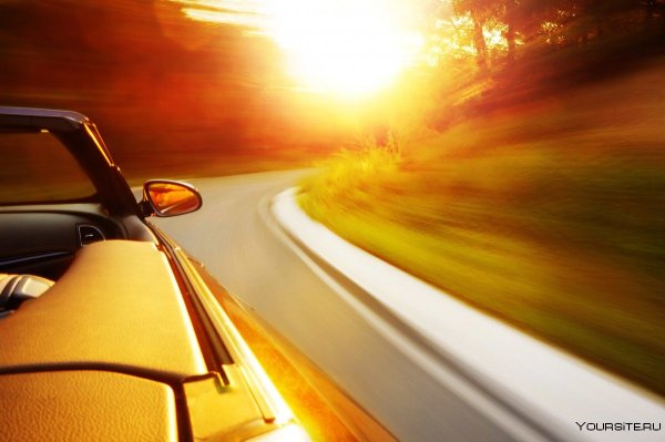 Машина на дороге