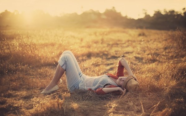 Девушка сзади на природе