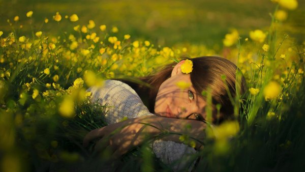 Девушка лежит на земле арт