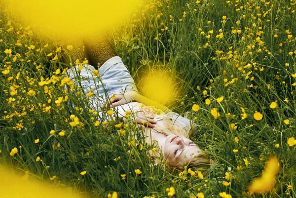 Парень лежит в поле