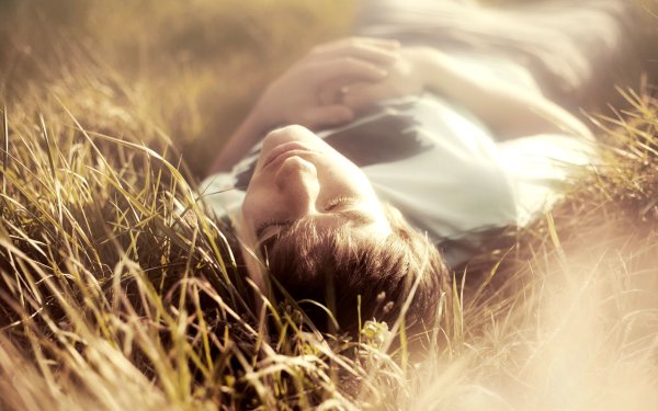 Девочка солнце трава