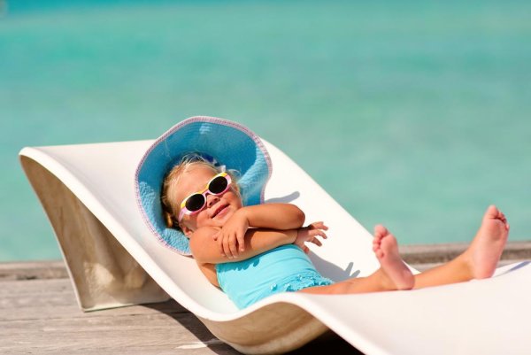 Мужчина загорает