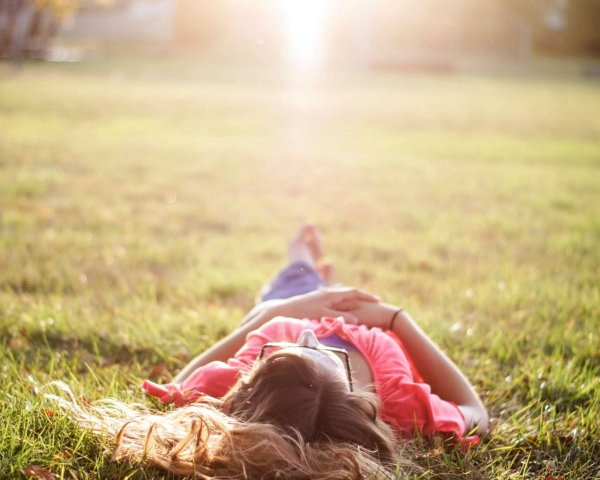 Девушка лежит на лугу