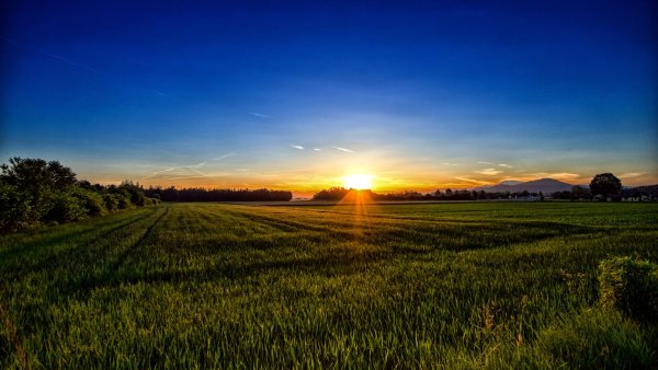 Красивый закат в деревне