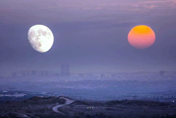 Луна и солнце одновременно