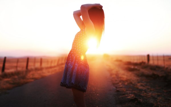 Девушка в лучах солнца