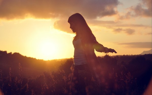 Красивые девушки на закате