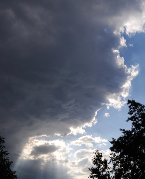 Небо хмурится