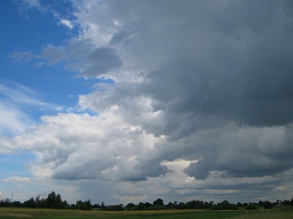 Небо хмурится