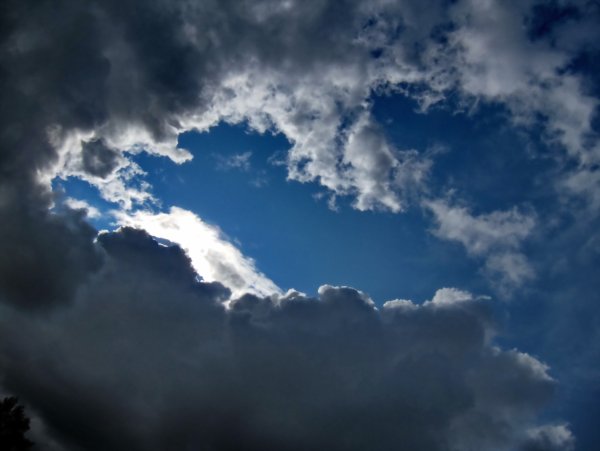 Хмурится небо вздыбилась земля