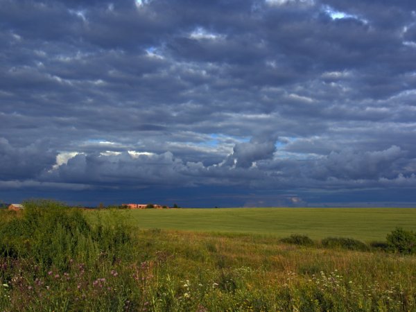 Небо хмурится