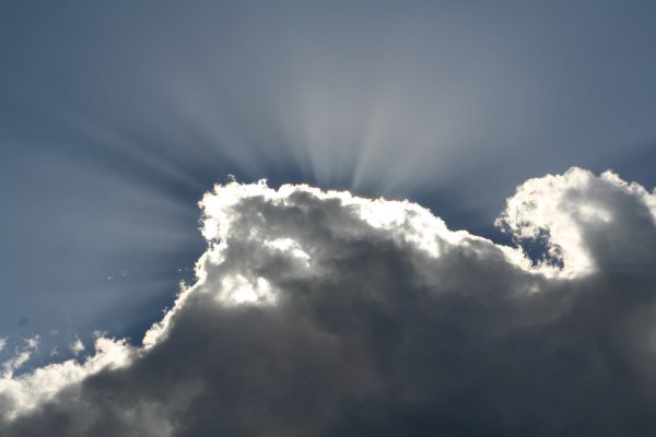 Небо хмурится