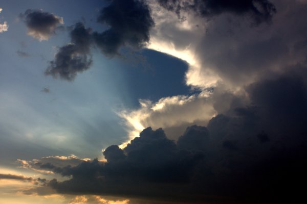 Небо хмурится