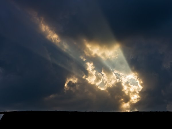 Солнце сквозь грозовые тучи