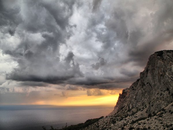 Крым гора тучи море