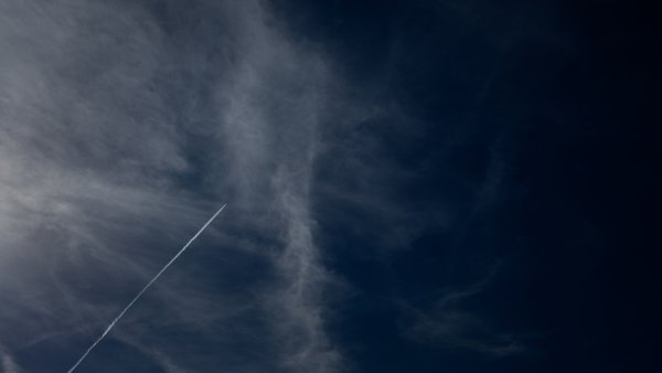 Темная полоса в небе