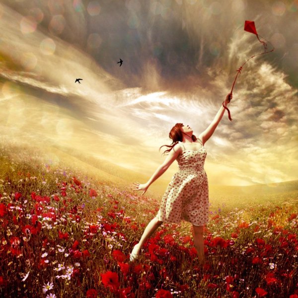 Девушка бежит по облакам