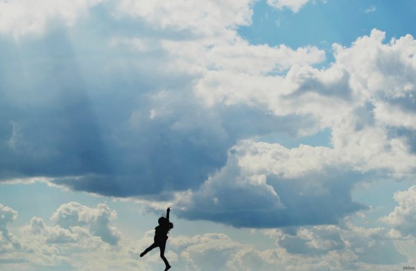 Счастливая девушка бежит