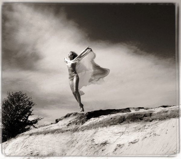 Уходит девушка от счастья