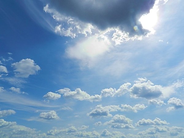 Ясное небо с облаками