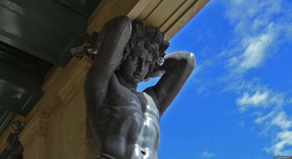 Атлант держит землю