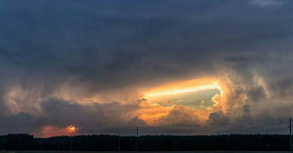 Лучи солнца сквозь облака