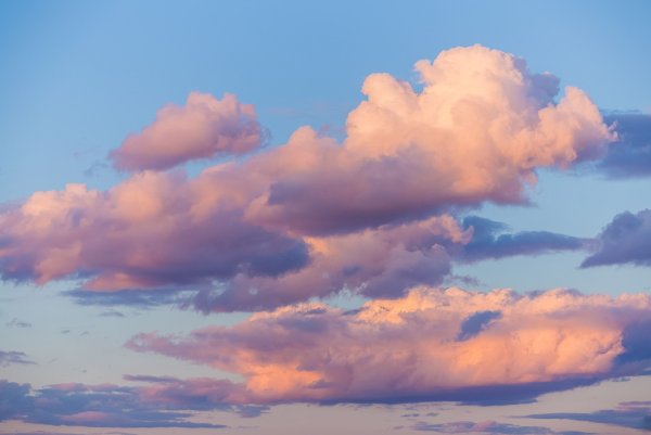 Небо с редкими облаками