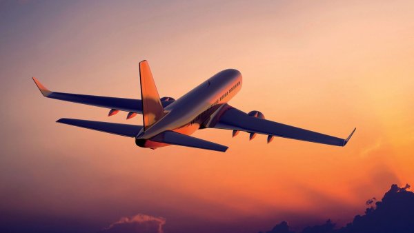 Самолет на рассвете