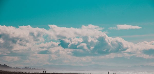 Бирюзовое небо с облаками