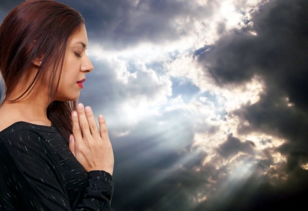 Девушка молится Богу