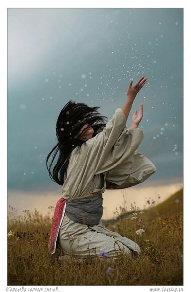 Молится в небо